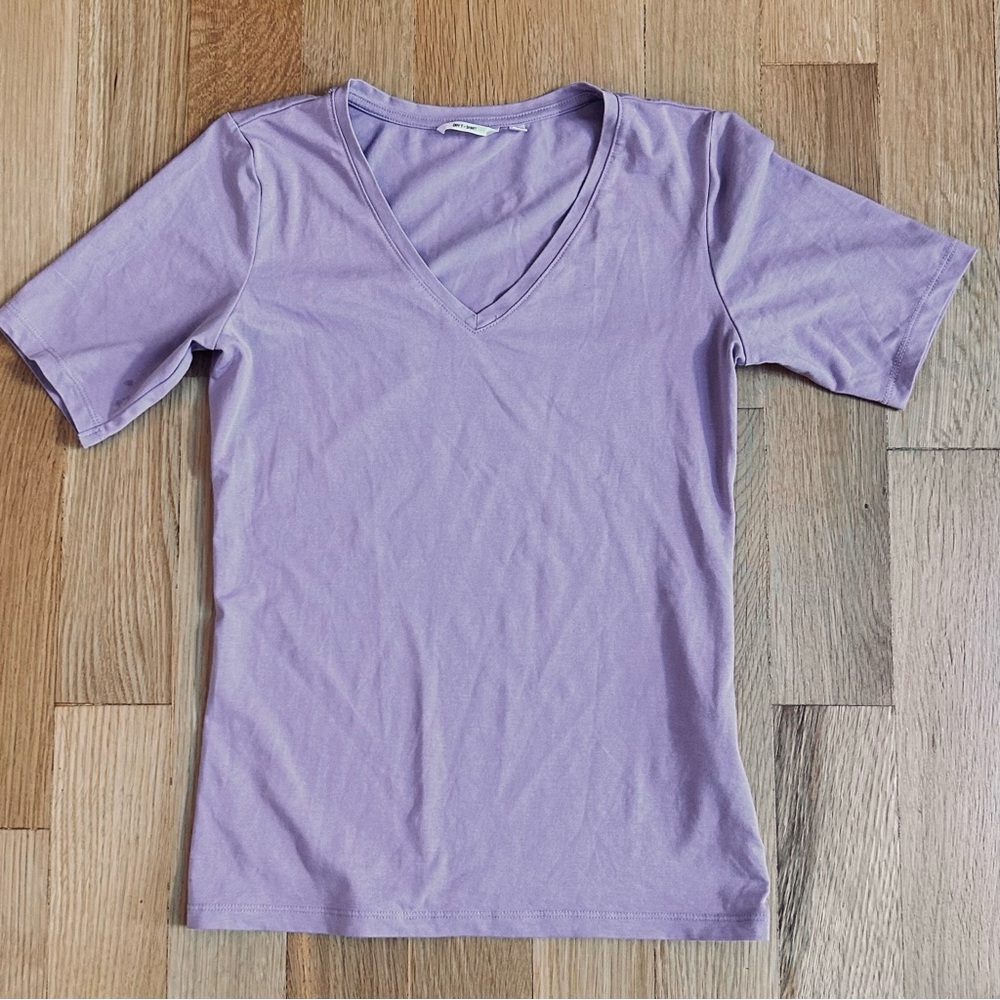 Uniqlo Light Purple V-Neck Short Sleeve Tee Women’s Small